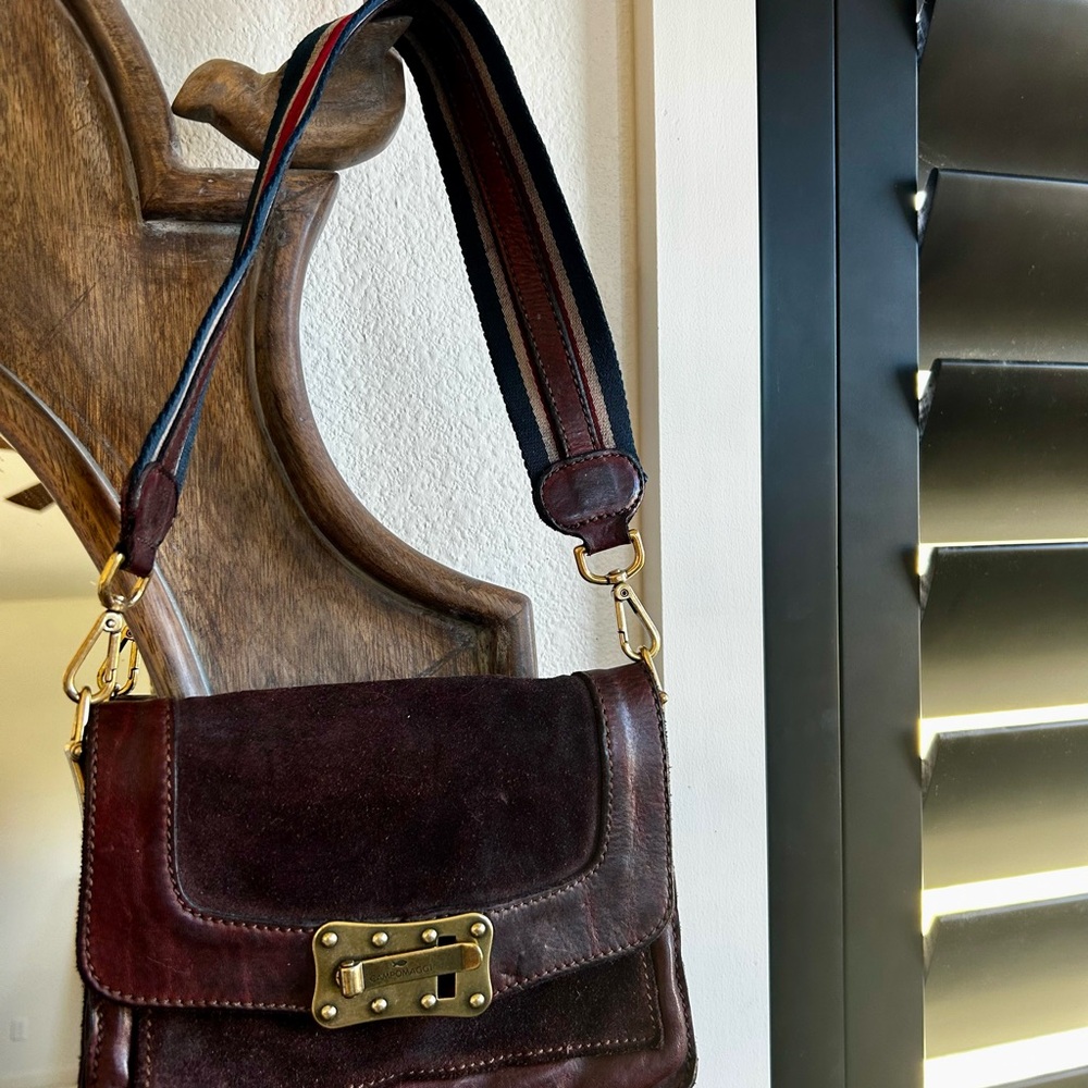 Elegant Leather Crossbody Bag with Gold Hardware